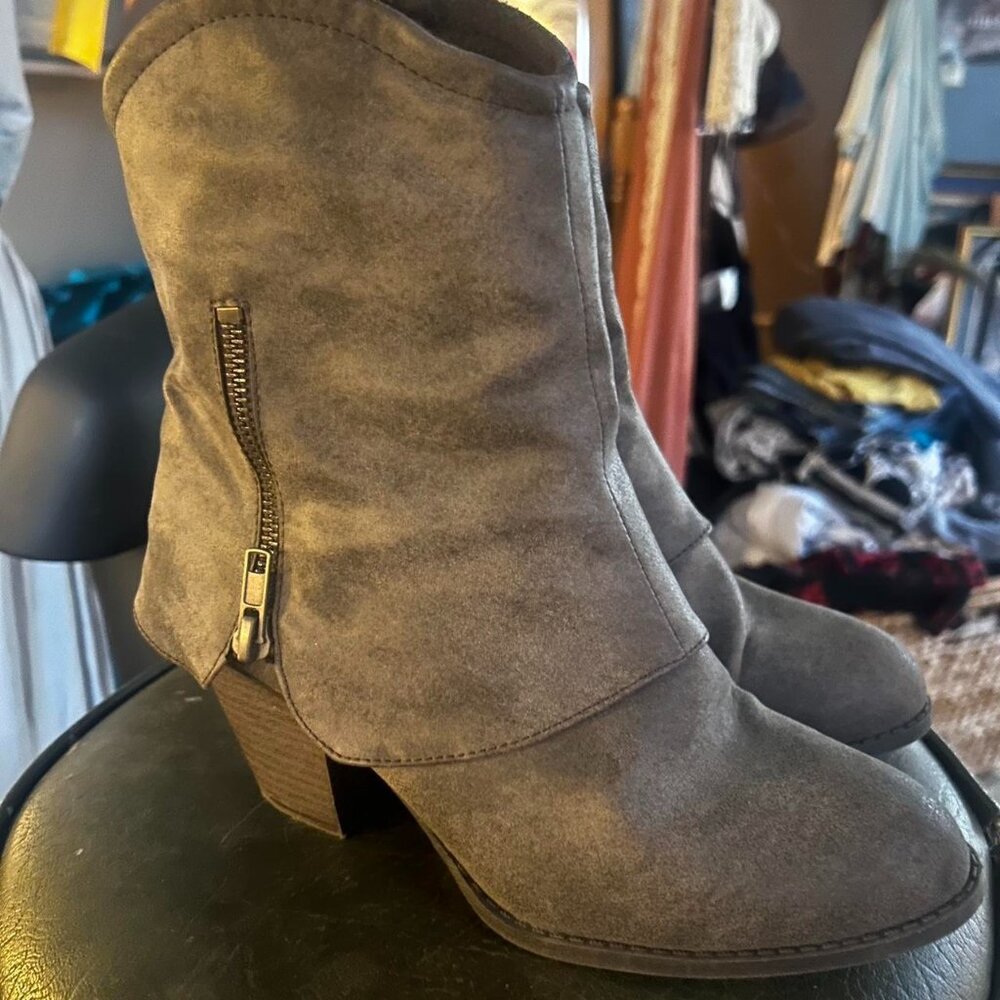 Grey suede ankle boots by POP